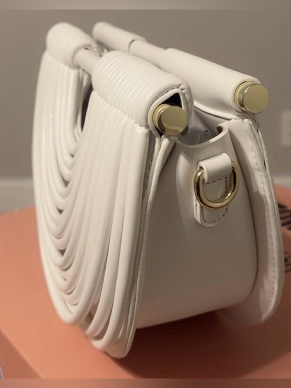 Elegant Cream Shoulder Bag with Gold Hardware - Picture 3 of 4